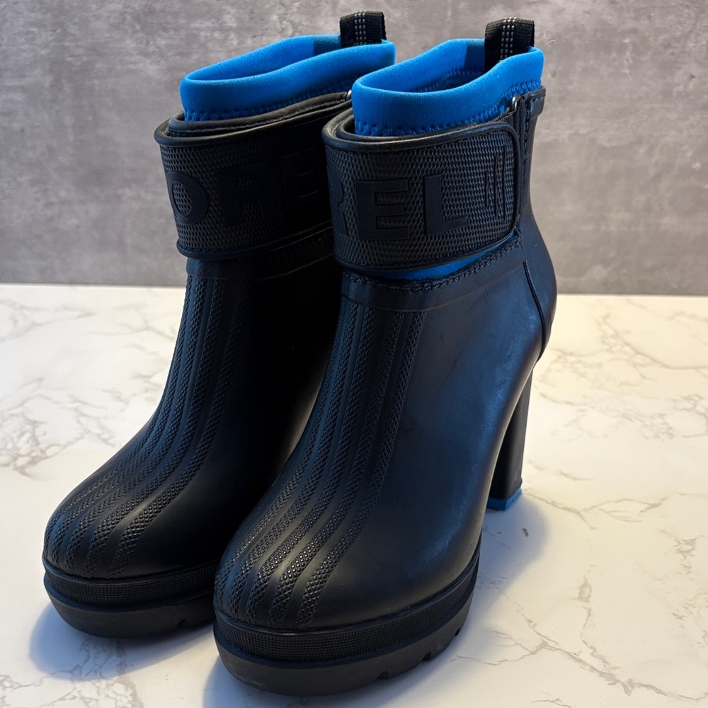 Sorel Black Ankle Heeled Waterproof Boots with Blue Trim size 6.5